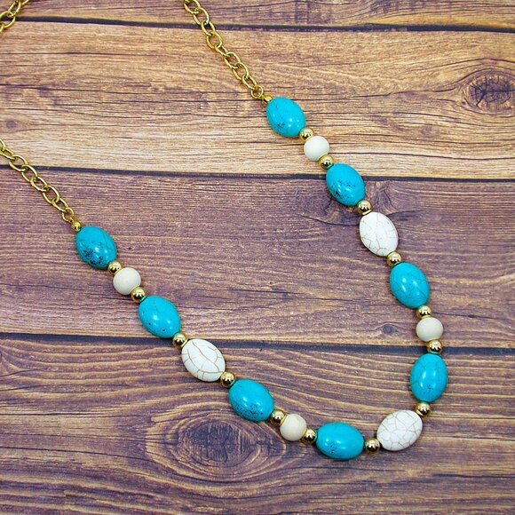 Turquoise and white stone bead necklace mixed with white wood and gold beads - Picture 9 of 12